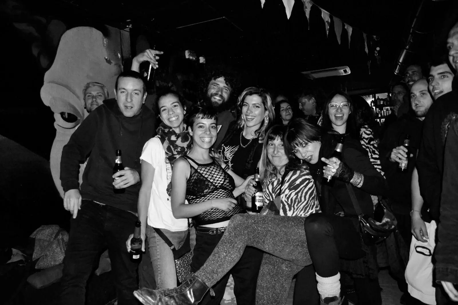 Grupo de jóvenes disfrutando de una sesión de música techno en Pub La Canya en Benissa