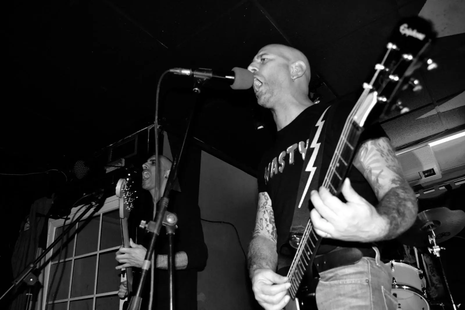 Grupo tocando en directo en el escenario de Pub La Canya en Benissa