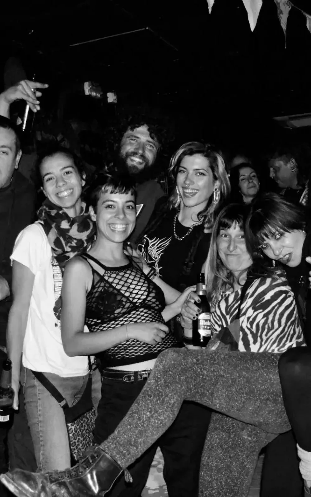 Grupo de jóvenes disfrutando de una sesión de música techno en Pub La Canya en Benissa